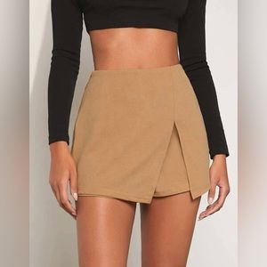 NWOT WOMENS TAN SKORT SIZE MEDIUM